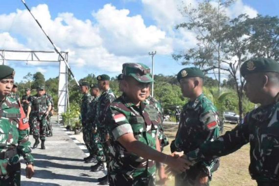 Danrem 121/ABW kepada Prajurit TNI di Perbatasan RI-Malaysia: Jangan Ada Pelanggaran Sekecil Apa pun - JPNN.COM