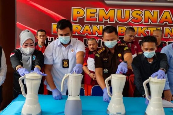 Polda Sumsel Memusnahkan 70,8 Kg Ganja Kering Asal Sumbar - JPNN.COM