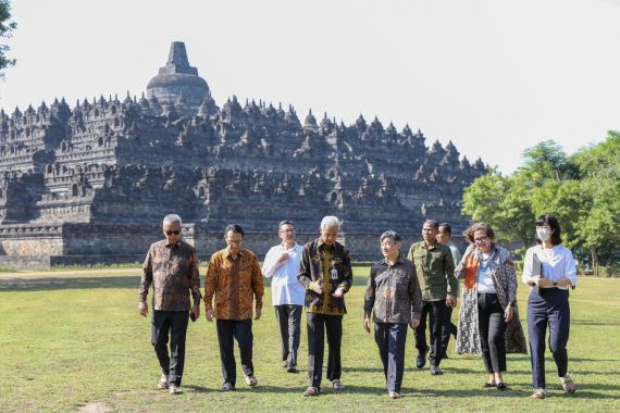 Ganjar Jajaki Peluang Kerja Sama Ketika Dampingi Kaisar Jepang di Borobudur - JPNN.COM