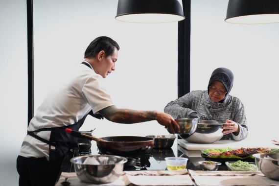 Lihat Gaya Bu Risma Masak Bareng Chef Juna, Motivasi Buat Pemuda NTT - JPNN.COM