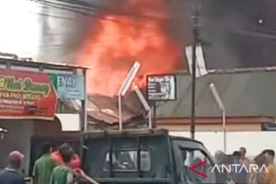 Kebakaran Melanda Dua Rumah di Jalan DI Panjaitan Palembang - JPNN.COM