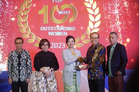 Direktur Keuangan PT KITB Evi Afiatin Jadi Top 100 Most Outstanding Women 2023 - JPNN.COM