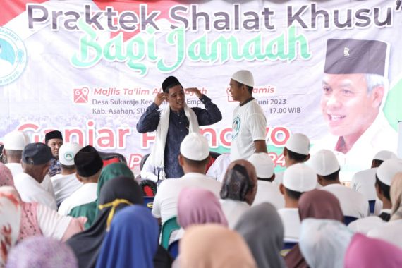 Tuan Guru Ganjar Edukasi Warga Asahan Mengenai Salat yang Khusyuk - JPNN.COM