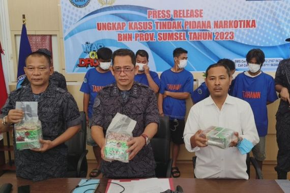 BNNP Sumsel Gagalkan Pengiriman 20 Kilogram Sabu-Sabu dari Malaysia - JPNN.COM