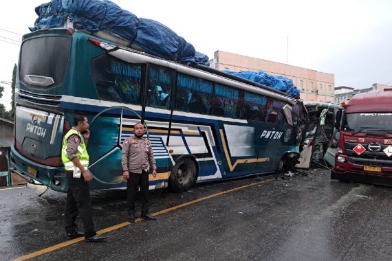 2 Bus Penumpang Laga Kambing di Rohil, Bagaimana Nasib Pak Sopir? - JPNN.COM