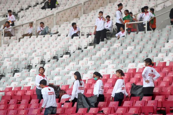 Komunitas Binaan PDIP Sigap Bersihkan Stadion GBK Setelah Puncak Bulan Bung Karno - JPNN.COM