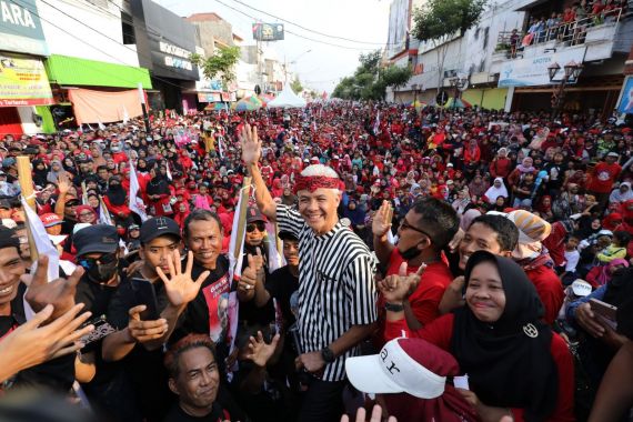 Momen Ganjar Pakai Ikat Kepala Khas Jatim dan Menyapa 32 Ribu Pendukungnya di Nganjuk - JPNN.COM