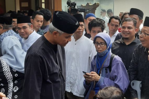 Hadir di Rumah Duka Desmond Mahesa, Ganjar: Saya Terkejut - JPNN.COM