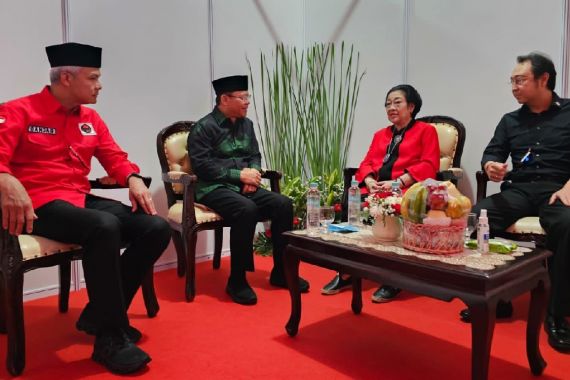 Ganjar Satu Ruangan dengan Megawati dan Mas Nanan di Puncak Peringatan Bulan Bung Karno - JPNN.COM