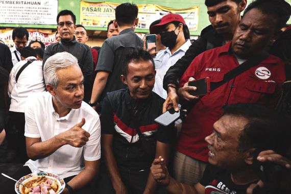 Blusukan dan Sarapan di Pasar Anyar Bahari, Ganjar Didoakan Jadi Penerus Jokowi - JPNN.COM