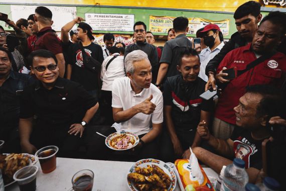 Sambil Makan Ketupat Sayur, Ganjar Dengar Curhat Pedagang di Pasar Warakas - JPNN.COM