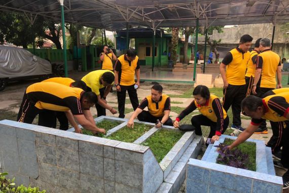 Sambut HUT Bhayangkara, Kompol Panji Pimpin Bersih-Bersih di Area Makam Habib Kuncung - JPNN.COM