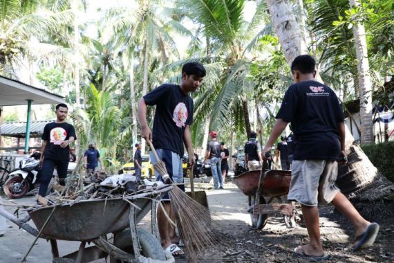 Ganjar Milenial Gelar Kerja Bakti Bareng Karang Taruna Kalidengen - JPNN.COM