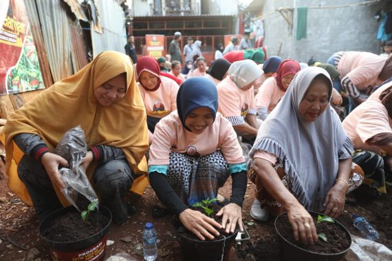 Mak Ganjar Berkomitmen Jaga Ketahanan Pangan dengan Tanam Ratusan Pohon Cabai - JPNN.COM