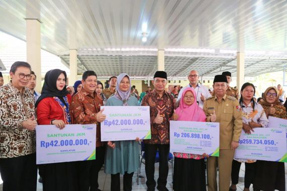 Menko Muhadjir Serahkan Santunan BPJS Ketenagakerjaan di Lampung Utara, Ini Pesannya - JPNN.COM