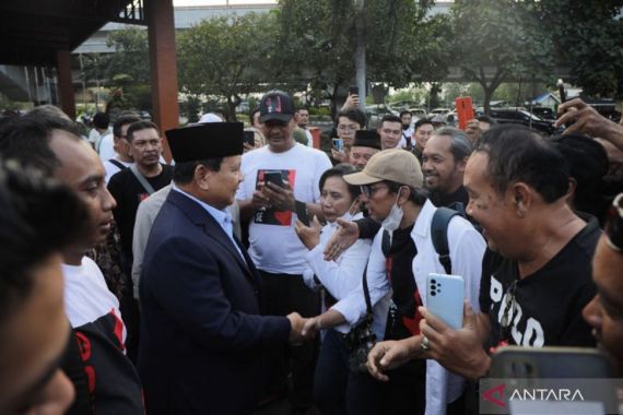 Prabowo Subianto Disambut Pendukung Gibran dan Jokowi, Bolone Mase Heboh - JPNN.COM
