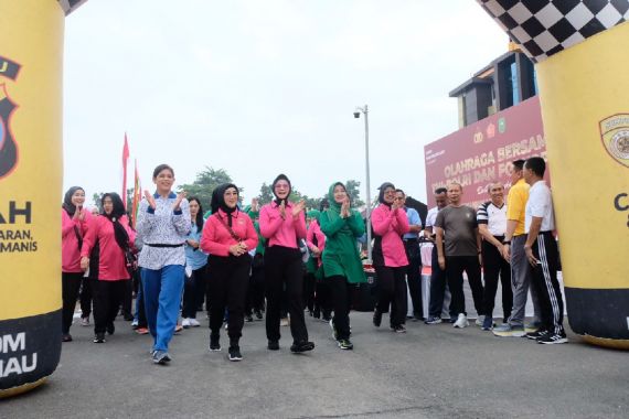 Keren, Polda Riau Gelar Jalan Sehat Berhadiah Sepeda Motor - JPNN.COM