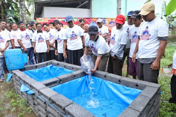 Sukarelawan Ganjar Bangun Kolam Pemijahan Lele untuk Kelompok Nelayan di Pangandaran - JPNN.COM