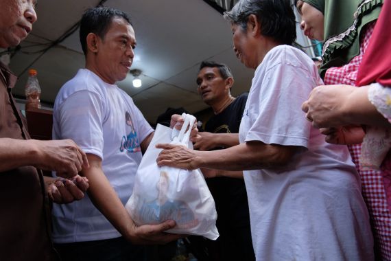 Sukarelawan Sandiaga Gelar Bazar Murah, Rp 15 Ribu Sudah Dapat Sembako Lengkap - JPNN.COM
