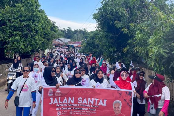 Pemuda dan Perempuan Ganjar Gelar Jalan Santai Bareng Warga di Gowa - JPNN.COM