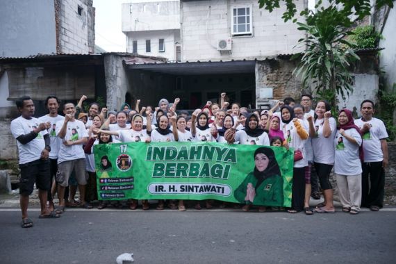 Relawan Sintawati Tebar Sembako di Jakarta Pusat - JPNN.COM