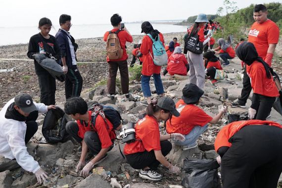 PSI Ajak 200 Pemuda Rawat Teluk Jakarta, Grace Natalie: Jangan Menunggu Tenggelam! - JPNN.COM