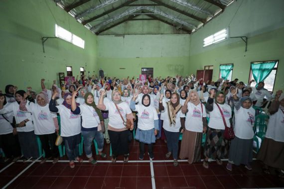 Ganjar Pranowo Dapat Dukungan jadi Presiden dari Wanita Nelayan di Pangandaran - JPNN.COM