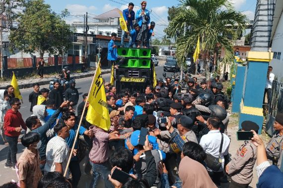 Demo Mahasiswa soal Pembangunan Puskesmas di Lombok Tengah Sempat Ricuh, Tegang - JPNN.COM