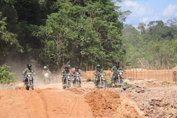 Danrem 121/ABW Pantau Langsung Kondisi Perbatasan RI-Malaysia Menggunakan Sepeda Motor - JPNN.COM