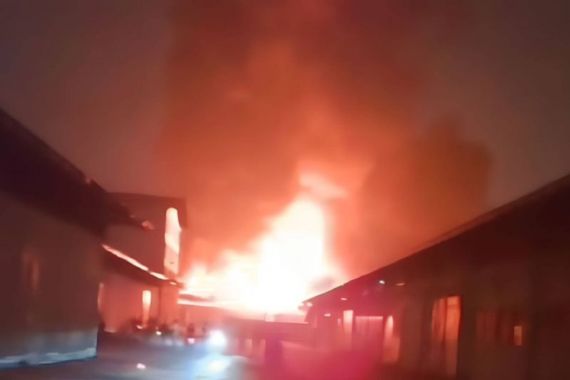 Pabrik Biskuit di Cengkareng Jakarta Barat Dilanda Kebakaran - JPNN.COM