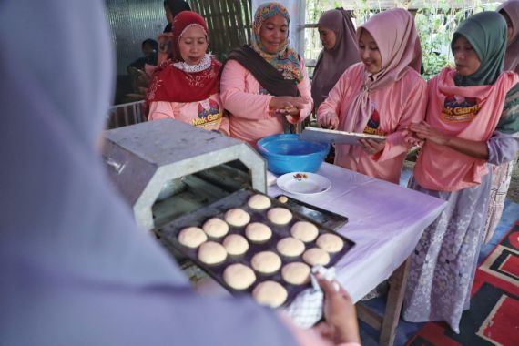 Mak Ganjar Lakukan Pengembangan Usaha Kue Khas Bugis di Bone - JPNN.COM