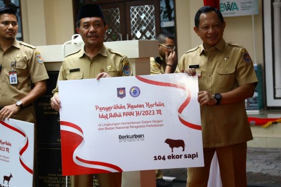 Mendagri Tito Karnavian Serahkan Hewan Kurban Komponen Kemendagri dan BNPP - JPNN.COM