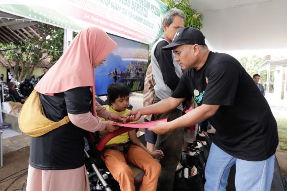 Petebu Ganjar Santuni Penyandang Disabilitas, Anak Yatim, dan Duafa di Cirebon - JPNN.COM