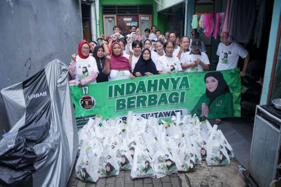 Sukarelawan Bacaleg DPR Sintawati Bagikan Bantuan untuk Warga di Jaksel - JPNN.COM