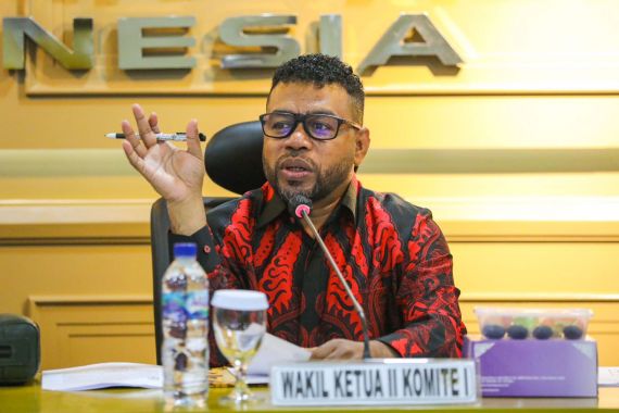 Filep Wamafma Tak Sepakat Wewenang Jaksa Usut Korupsi Dihapus - JPNN.COM
