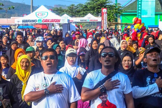 Ribuan Warga Ungaran Ikuti Jalan Sehat dari Sukarelawan Ganjaran Buruh - JPNN.COM