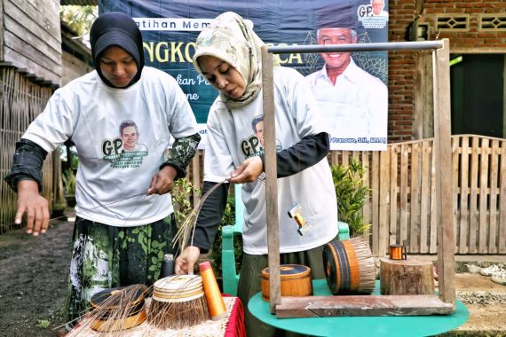 Gerakan Passeddingeng Ganjar Ajarkan Warga Membuat Songkok Recca - JPNN.COM