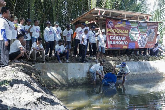 Balad Ganjar Bergerak Bantu Nelayan Kecil di Pangandaran yang Mengalami Paceklik Tangkapan - JPNN.COM