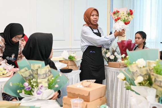 Sahabat Sandi Uno Ciptakan Peluang Bisnis Usaha Buket Bunga di Kota Makassar - JPNN.COM