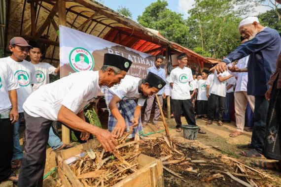 Genjot Sektor Pertanian, Santri Dukung Ganjar Bikin Pelatihan Pembuatan Pupuk Organik di Lebak - JPNN.COM