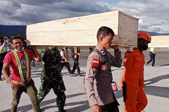 6 Jenazah Korban Kecelakaan Pesawat PK-SMW Dievakuasi - JPNN.COM