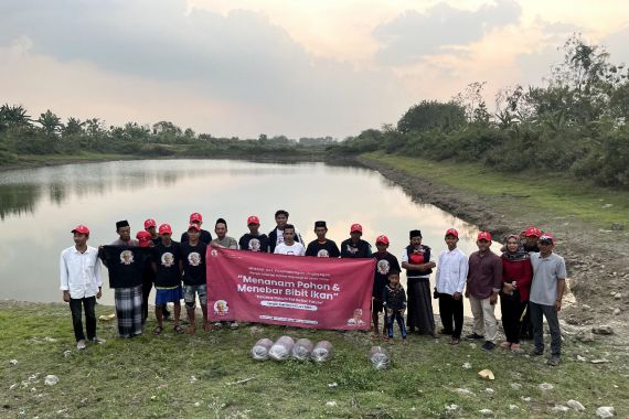 Ganjar Milenial Tebar Bibit Ikan dan Tanam Pohon di Bojonegoro - JPNN.COM