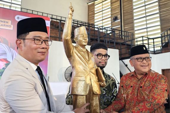 Patung Bung Karno di GOR Saparua, Ikhtiar Kang Emil Membayar Jasa Pendiri Bangsa - JPNN.COM