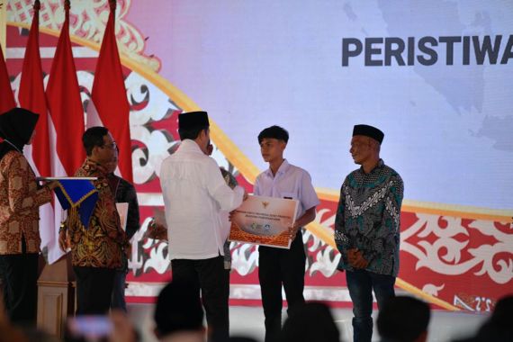 Kemendikbudristek Serahkan Beasiswa Kepada Anak Korban Pelanggaran HAM Berat di Aceh - JPNN.COM