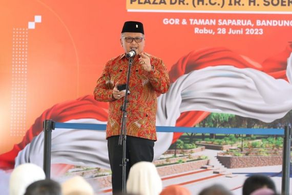 Di Depan RK, Hasto Berpantun Soal Bakal Cawapres Pendamping Ganjar - JPNN.COM