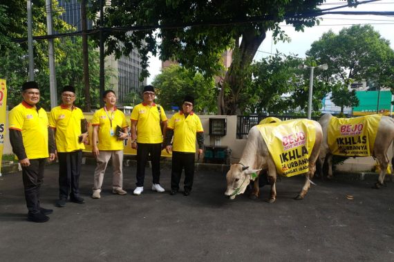 Bintang Toedjoe & DMI Sebar Daging Kurban ke 40 Masjid - JPNN.COM