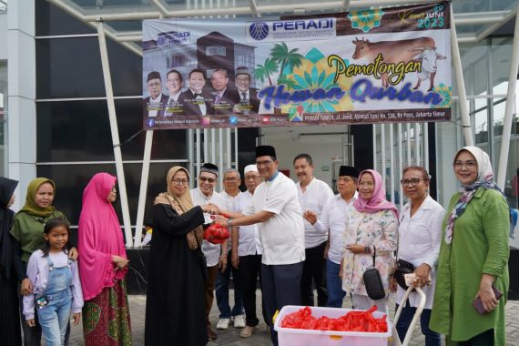 DPN Peradi Berkurban Sapi dengan Berat Lebih 1 Ton - JPNN.COM