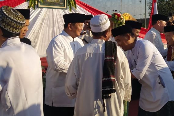 Penuhi Undangan Kawan dan Pendukung, Prabowo Salat Iduladha di Kecamatan Cikalongwetan - JPNN.COM