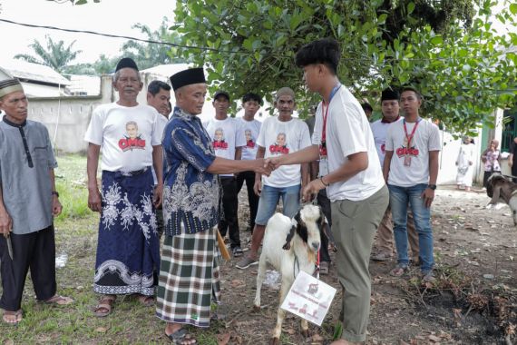Orang Muda Ganjar Beri Kambing Kurban untuk Rayakan Iduladha Bersama Warga di Muaro Jambi - JPNN.COM