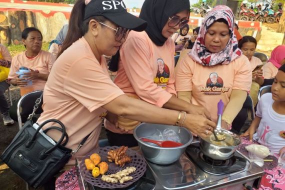 Mak Ganjar Ajarkan Ibu-Ibu di Cirebon Cara Membuat Jamu Tradisonal - JPNN.COM